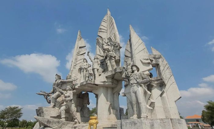 Tượng đài Chiến thắng Chương Thiện là điểm nhấn trang nghiêm, gợi nhớ chiến công của quân và dân Khu 9 trong cuộc đấu tranh bảo vệ vùng giải phóng. Ảnh: Tường Quang