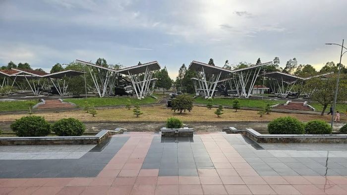 Những phương tiện, khí tài quân sự như xe tăng, máy bay và pháo được lưu giữ ngoài trời, góp phần tái hiện quy mô, sự khốc liệt của chiến trường năm xưa. Ảnh: Tường Quang