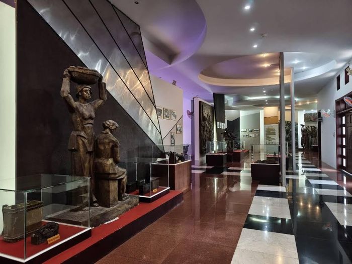Hệ thống hiện vật, hình ảnh, bản đồ và tư liệu trong nhà trưng bày giúp tái hiện sinh động cuộc chiến đấu gian khổ trên chiến trường Chương Thiện. Ảnh: Tường Quang