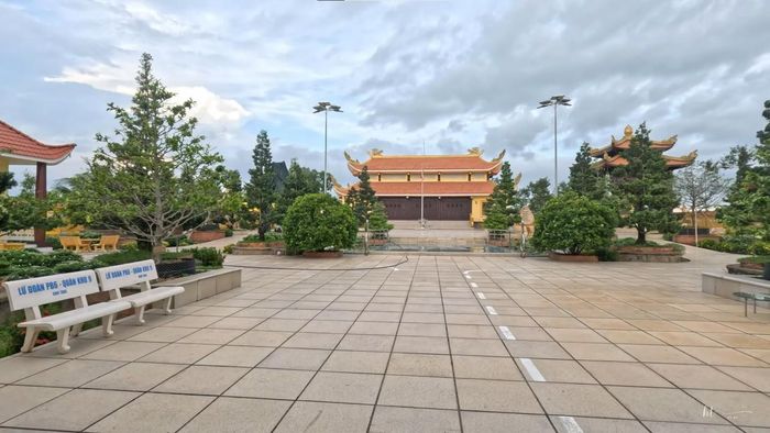 Toàn cảnh Di tích lịch sử - văn hóa Trận chiến Pháo binh Vịnh Chèo năm 1974 giữa không gian đồng ruộng thanh bình, nơi từng diễn ra trận chiến ác liệt ngày 29/12/1974. Ảnh: Tường Quang.