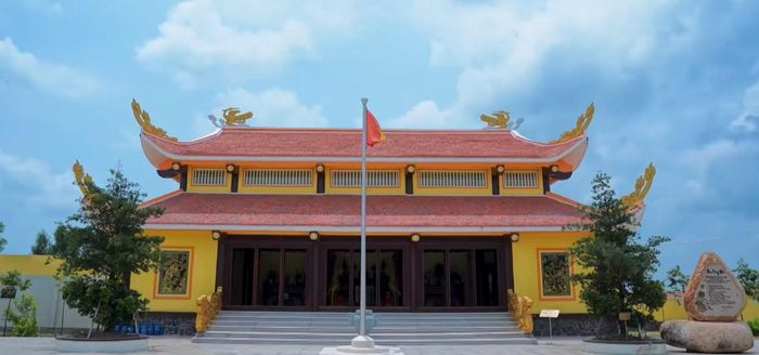 Không gian tưởng niệm các Anh hùng liệt sĩ Đoàn 6 Pháo binh được xây dựng trên vùng đất từng là chiến trường Vịnh Chèo năm xưa. Ảnh: Tường Quang.