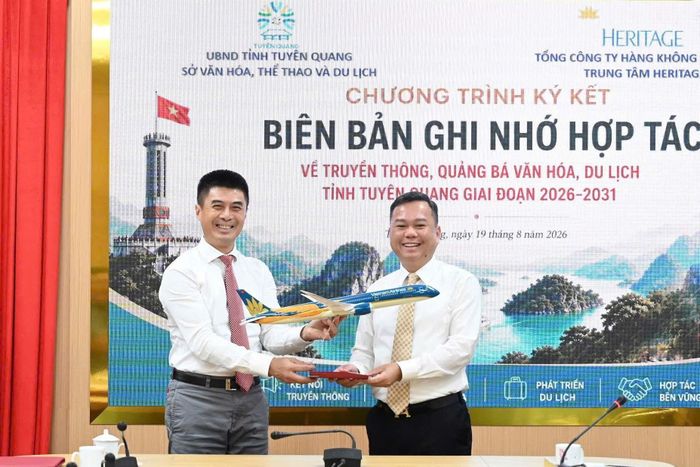 Lãnh đạo Trung tâm Heritage tặng ông Đỗ Hùng Đức, Phó Chủ tịch UBND tỉnh Tuyên Quang món quà lưu niệm mang biểu trưng của ngành hàng không dân dụng Việt Nam. ↵
