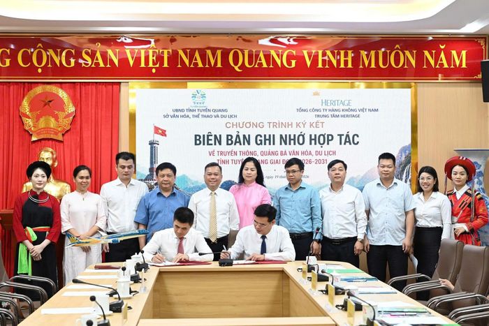 Lãnh đạo Sở Văn hóa, Thể thao và Du lịch tỉnh Tuyên Quang và đại diện Trung tâm Heritage đã ký kết Biên bản ghi nhớ hợp tác truyền thông, quảng bá văn hóa, du lịch tỉnh giai đoạn 2026 - 2031