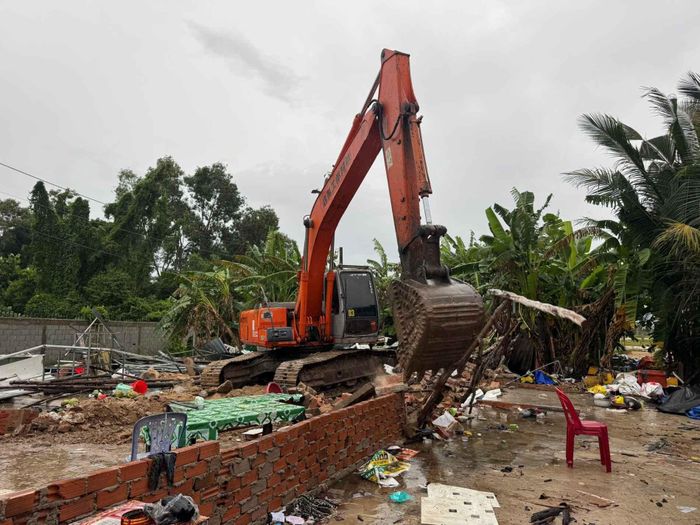 Lực lượng chức năng tiến hành cưỡng chế thu hồi tổng diện tích hơn 43.000 m² đất đối với bà Nguyễn Thị Ngọc Nga.