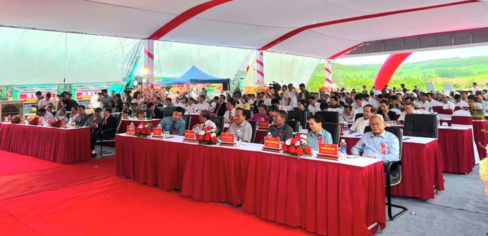 Đại biểu tham dự buổi lễ.