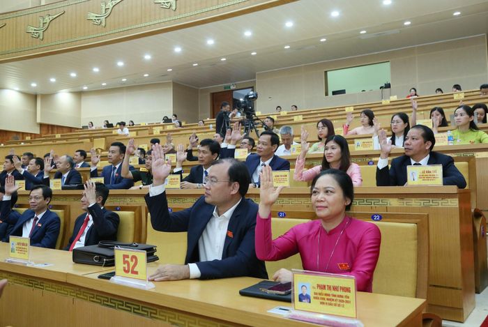 Đại biểu HĐND tỉnh Hưng Yên khóa XVIII biểu quyết thông qua nghị quyết tại kỳ họp HĐND tỉnh. Ảnh: H. Yên