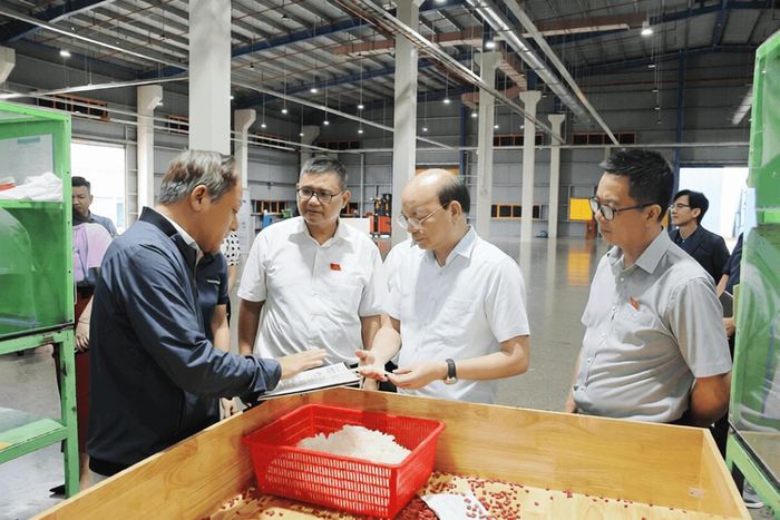 Phó Chủ tịch HĐND tỉnh Hưng Yên Đặng Thanh Giang và các thành viên đoàn giám sát công tác quản lý và phát triển các khu công nghiệp (KCN) trên địa bàn thực tế tại Nhà máy sản xuất của Công ty TNHH Firezero Vina. Ảnh: Đức Tuấn