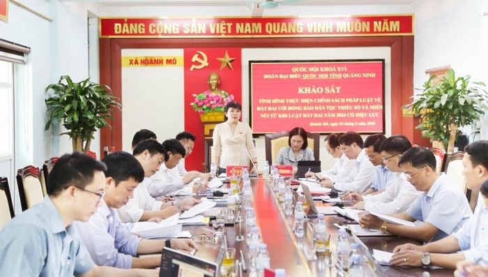 Đoàn khảo sát làm việc với xã Hoành Mô. Ảnh: Nguyễn Thanh