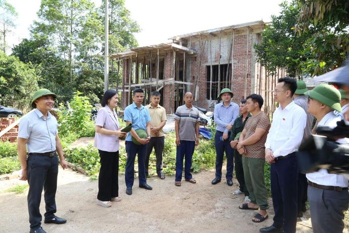 Đoàn khảo sát thực tế tại xã Quảng Đức. Ảnh: Nguyễn Thanh