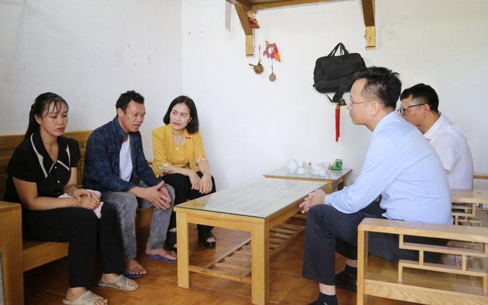 Thành viên Đoàn khảo sát lắng nghe chia sẻ của người dân xã Đông Ngũ. Ảnh: Nguyễn Thanh
