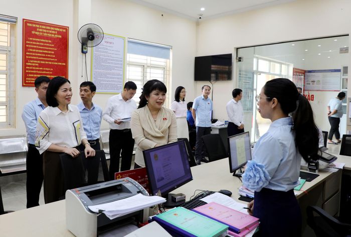 Đoàn ĐBQH tỉnh Quảng Ninh khảo sát tổ chức, hoạt động của chính quyền cấp xã kể từ khi thực hiện mô hình chính quyền địa phương 2 cấp. Ảnh: Thu Chung
