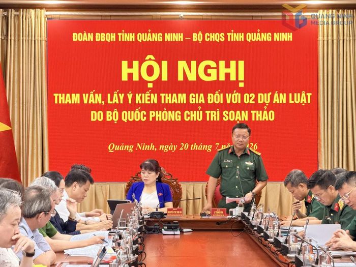 Đoàn ĐBQH tỉnh Quảng Ninh phối hợp với Bộ Chỉ huy quân sự tỉnh tổ chức tham vấn, lấy ý kiến đối với 2 dự án luật do Bộ Quốc phòng chủ trì soạn thảo. Ảnh: Q.M.G