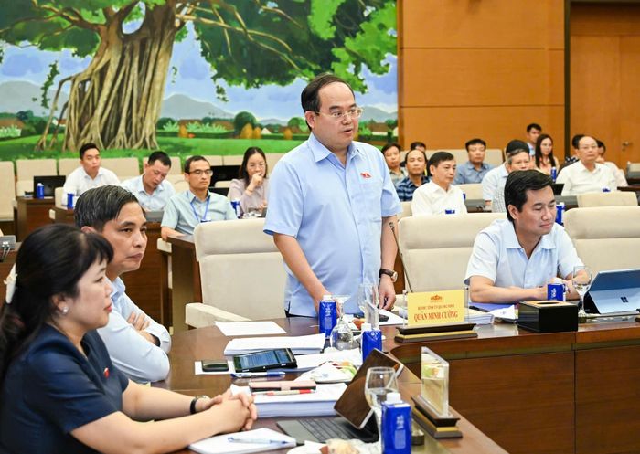 Bí thư Tỉnh ủy, Trưởng Đoàn ĐBQH tỉnh Quảng Ninh Quản Minh Cường phát biểu tại phiên họp của Ủy ban Thường vụ Quốc hội xem xét trình Quốc hội thông qua các nghị quyết về thành lập thành phố Quảng Ninh ngay tại Kỳ họp không thường lệ thứ Nhất, Quốc hội khóa XVI. Ảnh: Q. Ninh