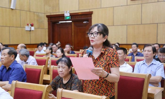 Cử tri gửi gắm các ý kiến, kiến nghị đến Đoàn ĐBQH tỉnh Quảng Ninh tại hội nghị tiếp xúc. Ảnh: Q.M.G