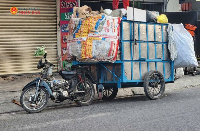 Trên địa bàn thành phố hiện vẫn còn nhiều xe thô sơ, xe lôi được tận dụng để thu gom rác thải trên các tuyến đường, hẻm nhỏ. Trong ảnh, một phương tiện thu gom CTRSH trên đường Tăng Nhơn Phú, phường Phước Long. Ảnh: Quang Phương