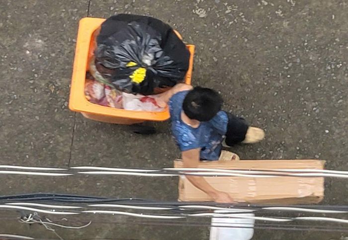 Thu gom rác thải sinh hoạt trên địa bàn phường Tăng Nhơn Phú. Ảnh: Quang Phương