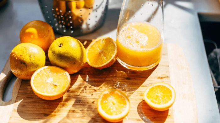 Một ly nước cam nguyên chất mỗi ngày rất tốt cho sức khỏe. Ảnh: healthline