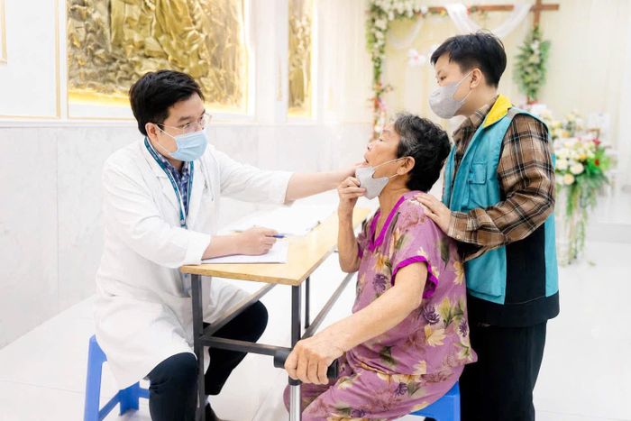 Bệnh viện Nhân dân 115 khám sức khoẻ cho người dân phường Phú Thọ Hòa. Ảnh: BVND115