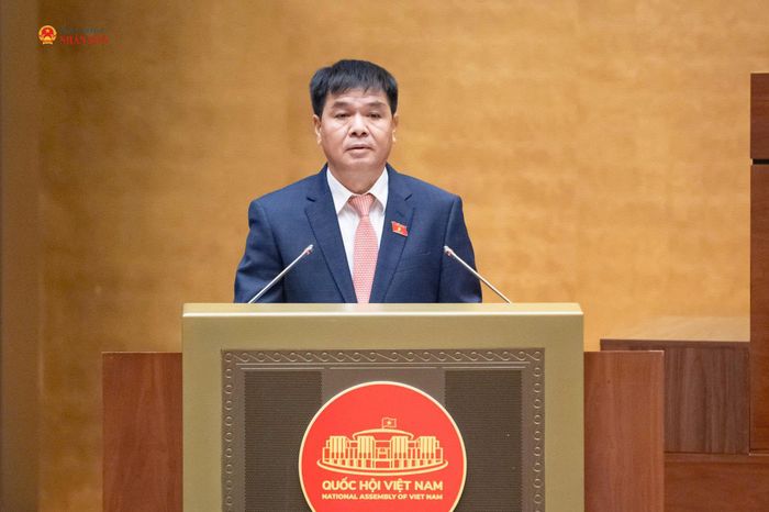 Phó Chủ nhiệm Ủy ban Kinh tế và Tài chính Nguyễn Hữu Toàn trình bày Báo cáo thẩm tra. Ảnh: Phạm Thắng