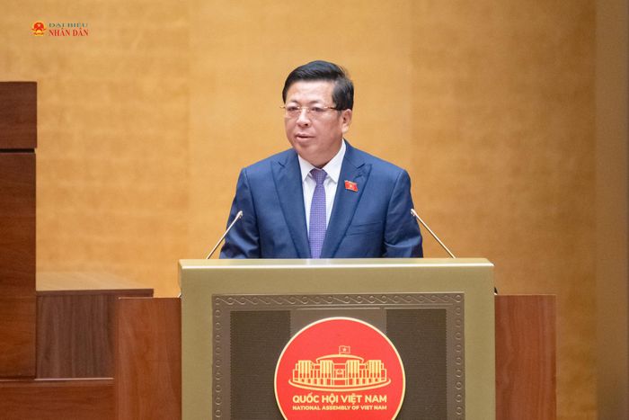 Bộ trưởng Bộ Xây dựng Trần Hồng Minh trình bày Tờ trình về định hướng chính sách sửa đổi Luật Nhà ở năm 2023. Ảnh: Phạm Thắng