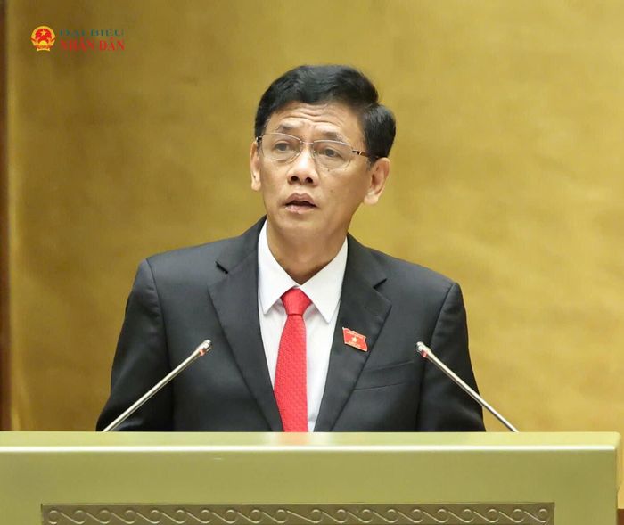 Chủ tịch Hội đồng Dân tộc Lâm Văn Mẫn trình bày Báo cáo thẩm tra chủ trương đầu tư Chương trình mục tiêu quốc gia phát triển văn hoá - xã hội, nông thôn, dân tộc và miền núi giai đoạn 2026 - 2035. Ảnh Quang Khánh