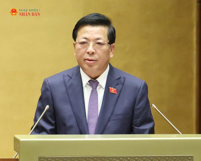 Bộ trưởng Bộ Xây dựng Trần Hồng Minh trình bày Tờ trình về định hướng chính sách sửa đổi Luật Kinh doanh bất động sản. Ảnh: Quang Khánh
