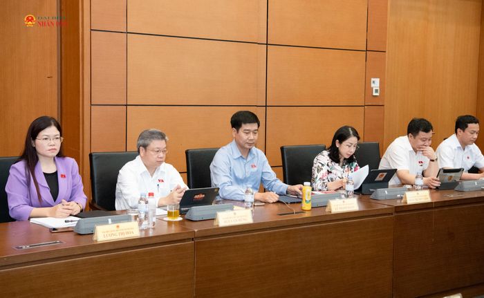 Các ĐBQH Đoàn Thanh Hóa tại thảo luận tổ. Ảnh: Lâm Hiển