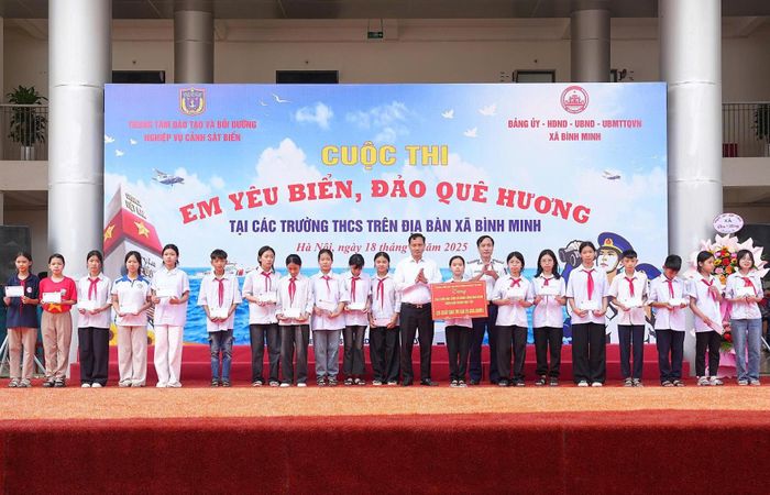 Trung tâm Đào tạo và Bồi dưỡng nghiệp vụ Cảnh sát biển trao quà tặng học sinh vượt khó học giỏi