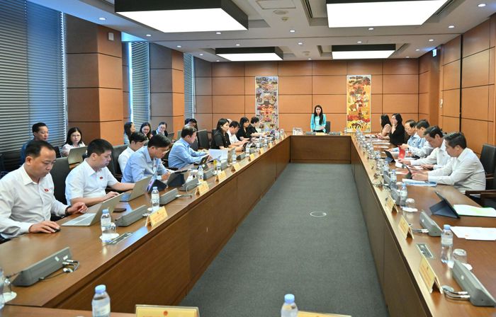 Toàn cảnh phiên thảo luận tại Tổ 12 (gồm Đoàn ĐBQH các tỉnh Vĩnh Long, Điện Biên và Lạng Sơn)