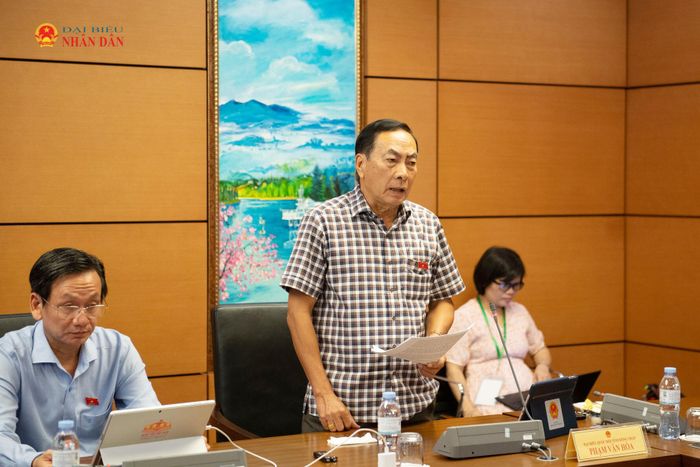 ĐBQH Phạm Văn Hòa (Đồng Tháp) phát biểu. Ảnh: Mạnh Hưng