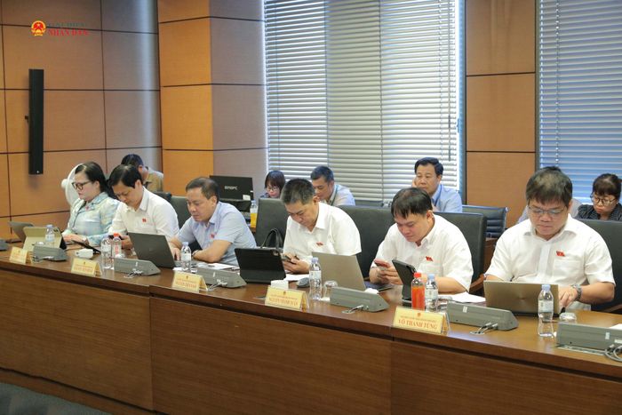 Các đại biểu Đoàn ĐBQH TP. Huế tại phiên thảo luận tổ