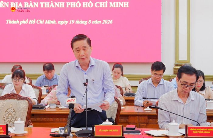 Phó Giám đốc Sở An toàn thực phẩm TP. Hồ Chí Minh Lê Minh Hải báo cáo tại cuộc làm việc. Ảnh: Hoa Lê