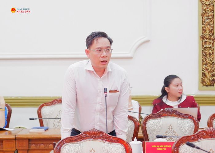 Phó chánh Văn phòng Đoàn ĐBQH và HĐND TP. Hồ Chí Minh Nguyễn Quốc Trí phát biểu. Ảnh: Hoa Lê