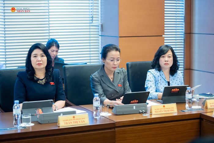 Các đại biểu tham dự phiên thảo luận Tổ 8