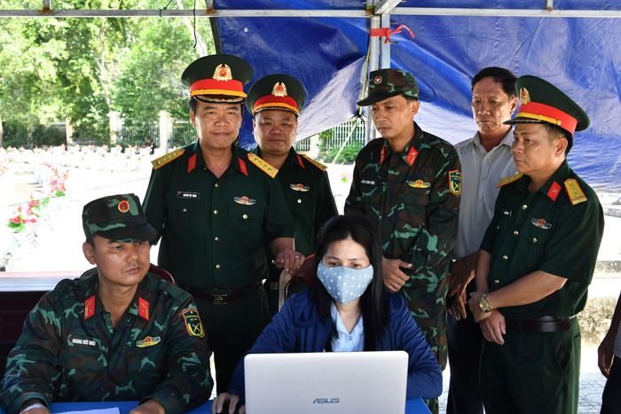 Có thêm lực lượng lấy mẫu, lực lượng chức năng sẽ tổ chức các mũi thực hiện nhiệm vụ, nhất là tại những nghĩa trang có số lượng phần mộ lớn. Ảnh: Phương Vũ