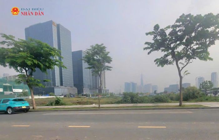 Một khu đất trống tại Khu đô thị mới Thủ Thiêm. Ảnh: Quang Phương