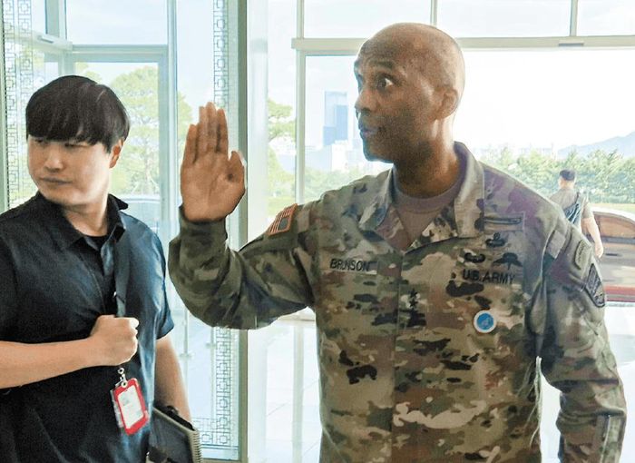 Tư lệnh Lực lượng Mỹ tại Hàn Quốc (USFK), Tướng Xavier Brunson thăm Bộ Quốc phòng Hàn Quốc tại quận Yongsan, Seoul, chiều 18/8. Ảnh: Yonhap