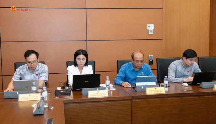 Các ĐBQH Đoàn Thanh Hóa tại thảo luận tổ. Ảnh: Lâm Hiển
