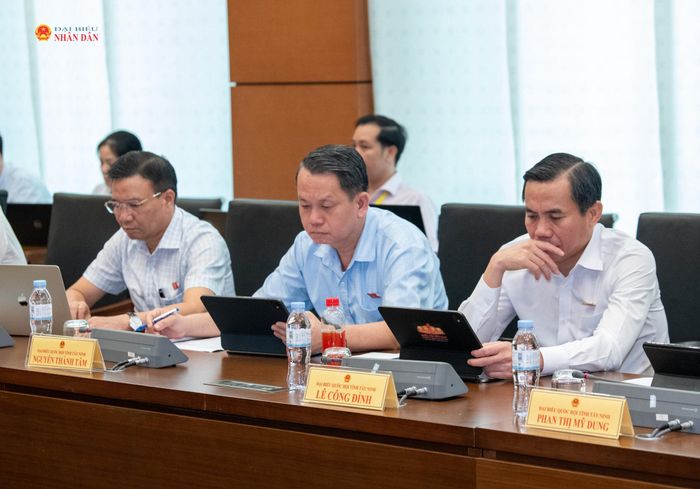 Các ĐBQH Đoàn Tây Ninh tham gia thảo luận tổ. Ảnh: Lâm Hiển