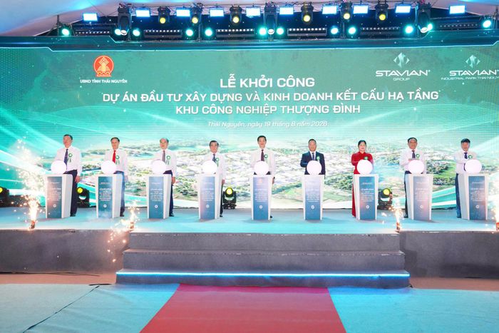 Các đại biểu thực hiện nghi thức khởi công Dự án Đầu tư xây dựng và kinh doanh kết cấu hạ tầng Khu công nghiệp Thượng Đình