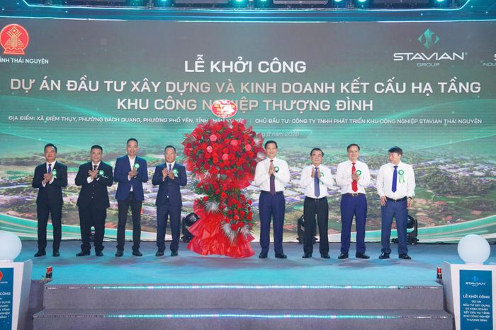 Lãnh đạo tỉnh Thái Nguyên tặng hoa chúc mừng Công ty TNHH Phát triển KCN Stavian Thái Nguyên