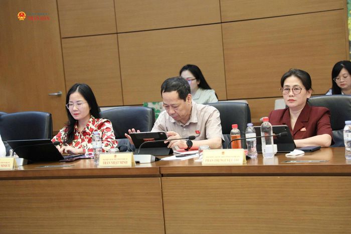 Các ĐBQH tỉnh Nghệ An dự phiên thảo luận tổ