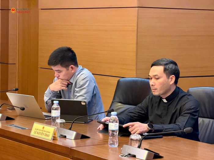 Các ĐBQH tỉnh Lâm Đồng dự phiên thảo luận Tổ