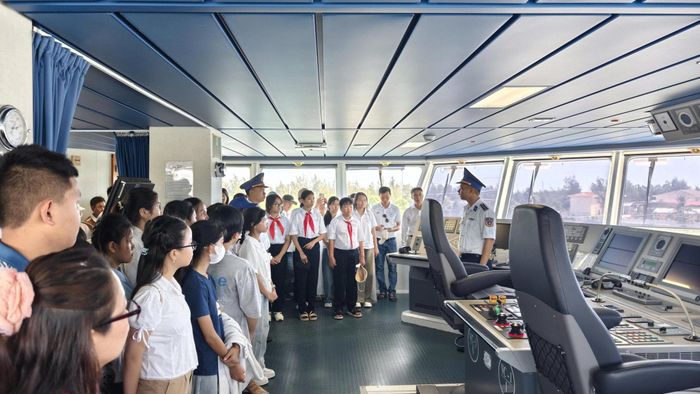Các em học sinh tham quan tàu Cảnh sát biển Việt Nam