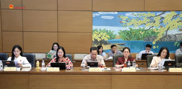 Các ĐBQH tỉnh Nghệ An dự thảo luận tại tổ