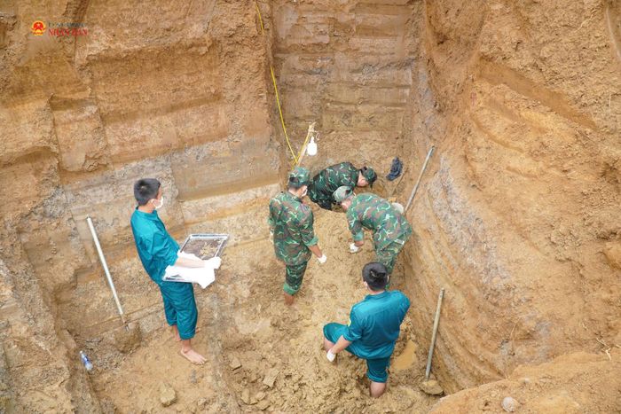 Lực lượng chức năng đã xử lý hơn 1.000m³ đất, đào sâu khoảng 10m và mở rộng phạm vi hơn 10m quanh khu vực miệng giếng nước tại ấp Lạc An 3