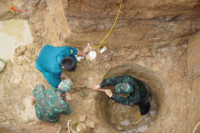 Lực lượng chức năng đã xử lý hơn 1.000m³ đất, đào sâu khoảng 10m và mở rộng phạm vi hơn 10m quanh khu vực miệng giếng nước tại ấp Lạc An 3