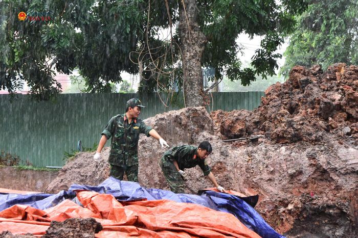 Trong điều kiện thời tiết không thuận lợi, cán bộ, chiến sĩ và lực lượng tham gia tìm kiếm vẫn nỗ lực bám hiện trường