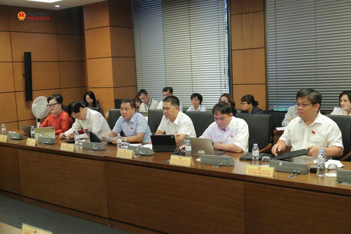 Các ĐBQH TP. Huế tham dự phiên thảo luận tổ