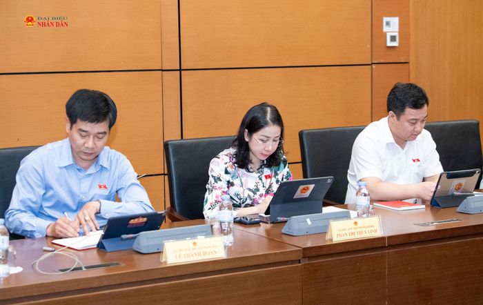 Các ĐBQH tham dự phiên thảo luận tổ. Ảnh: Lâm Hiển